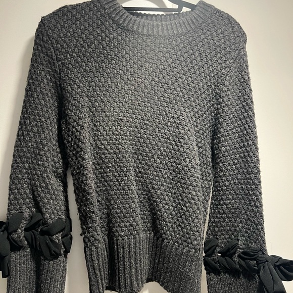 Club Monaco grey sweater with bow on sleeves - Picture 2 of 3